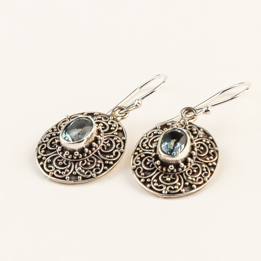 Boucles d'oreilles goutte filigrane topaze bleue