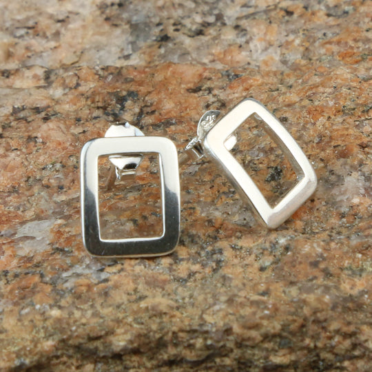 Boucle d'oreille carrée ouverte en argent