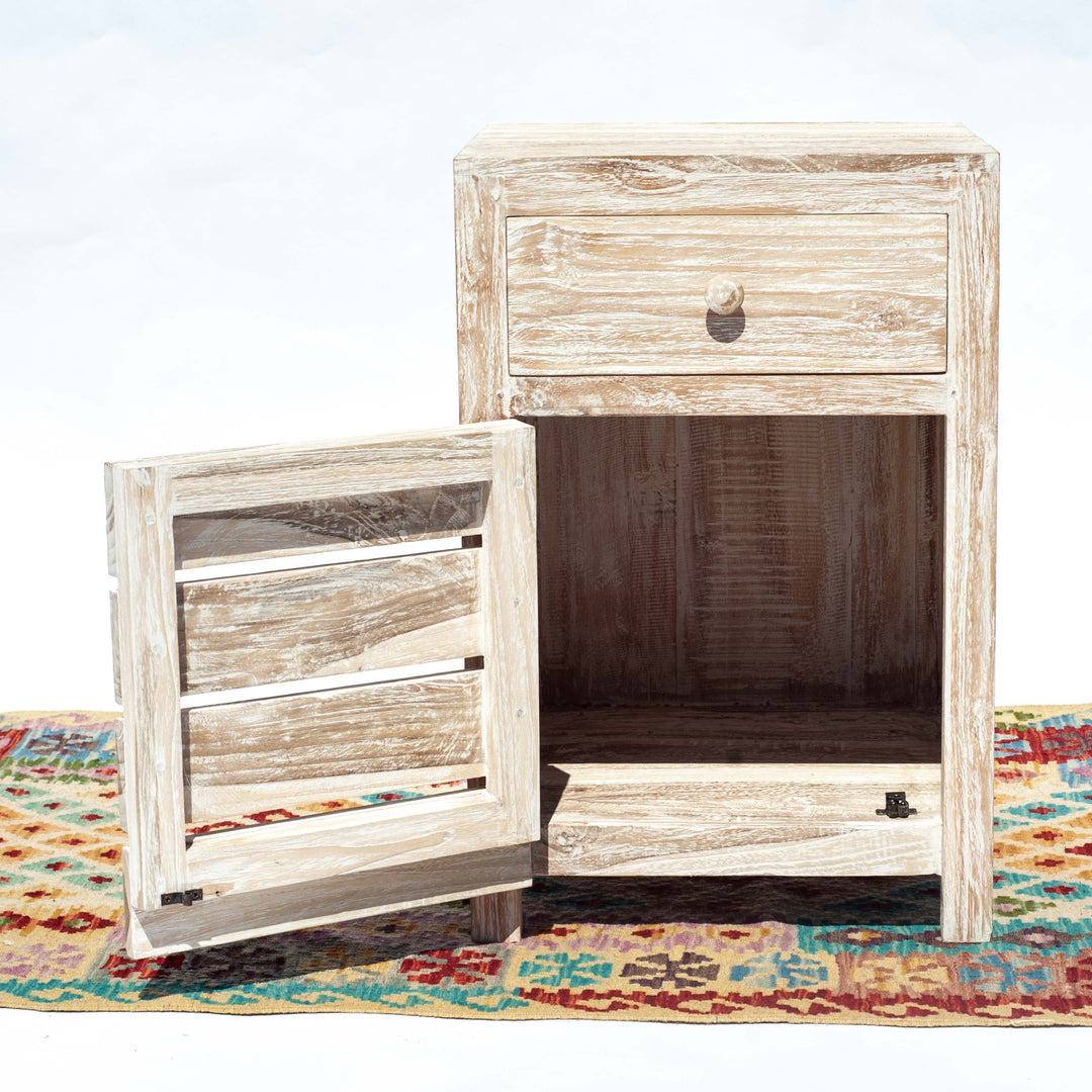 Table de chevet minimaliste blanchie à la chaux