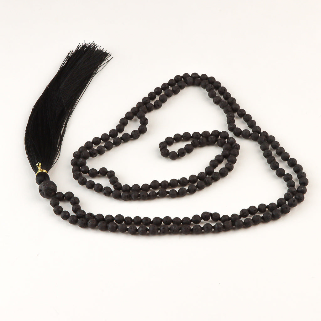 Collier de style mala en pierre de lave