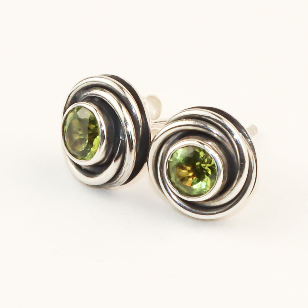 Circle Twist Peridot Stud Earring