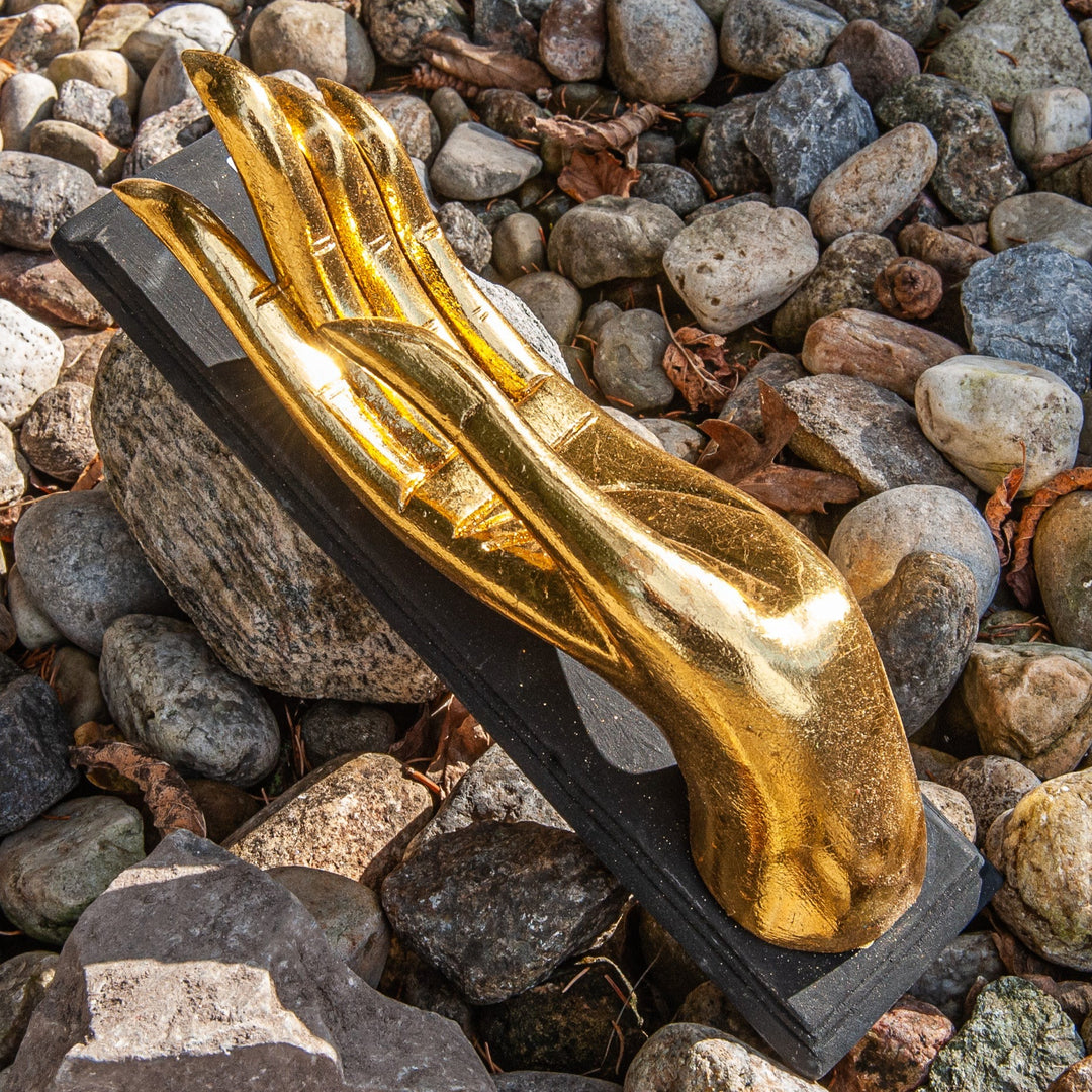 Décoration murale main mudra dorée