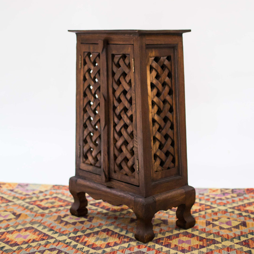 Petite armoire en bois de singe sculpté