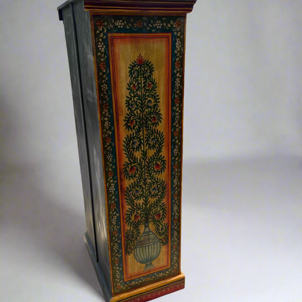 Decorative column with floral patterns 