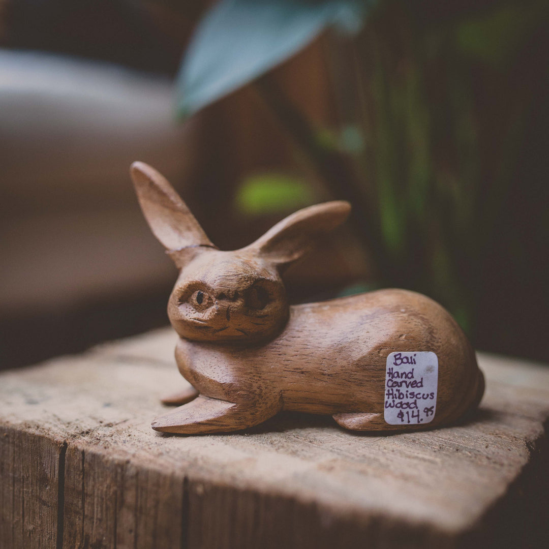 Lapin en bois d'hibiscus sculpté à la main