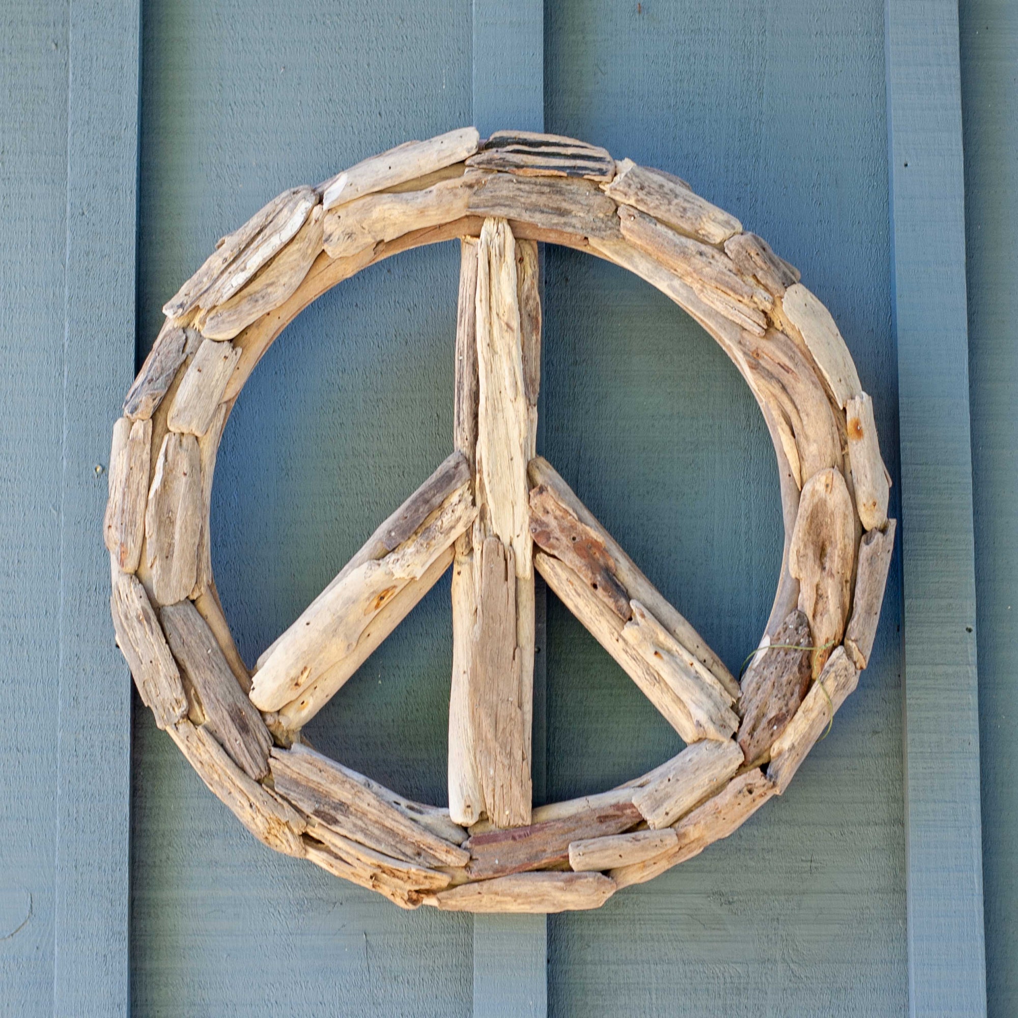 Symbole de paix en bois flotté
