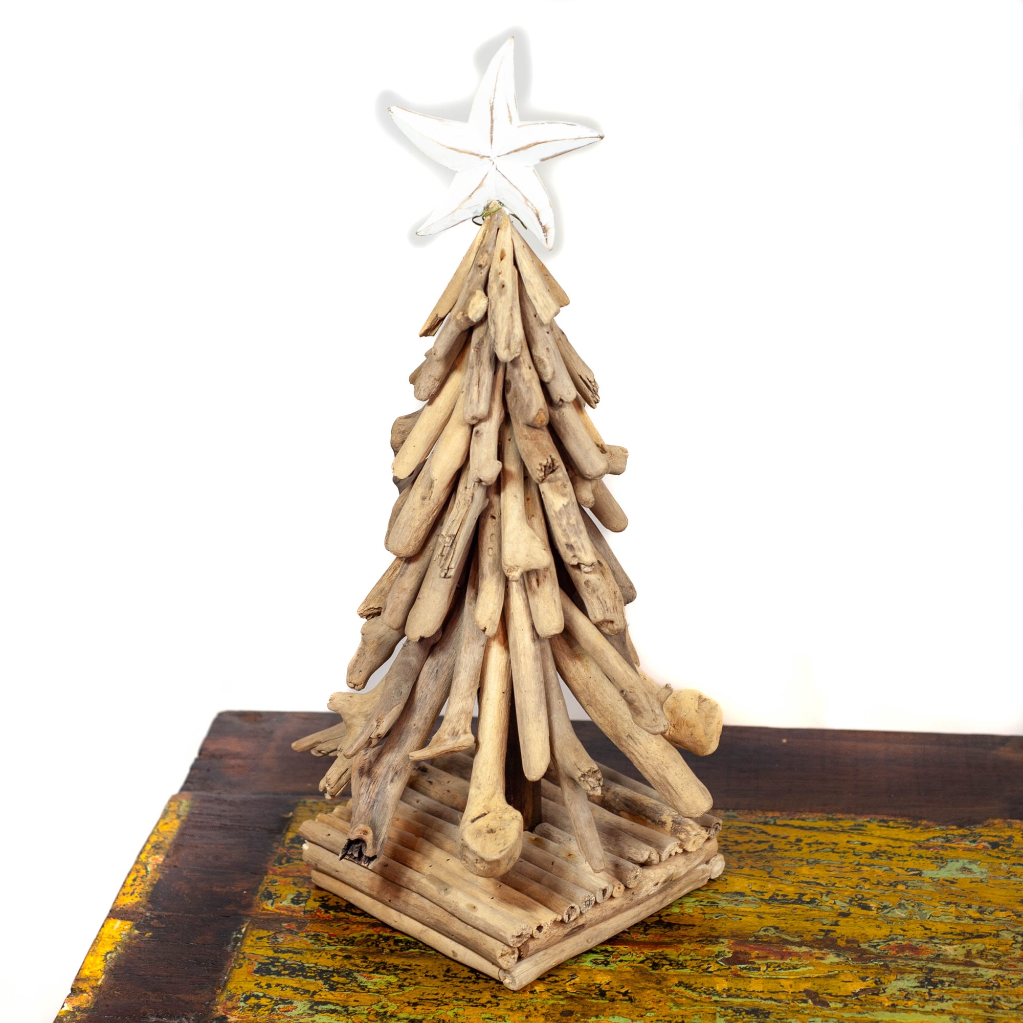 Arbre en bois flotté avec étoile