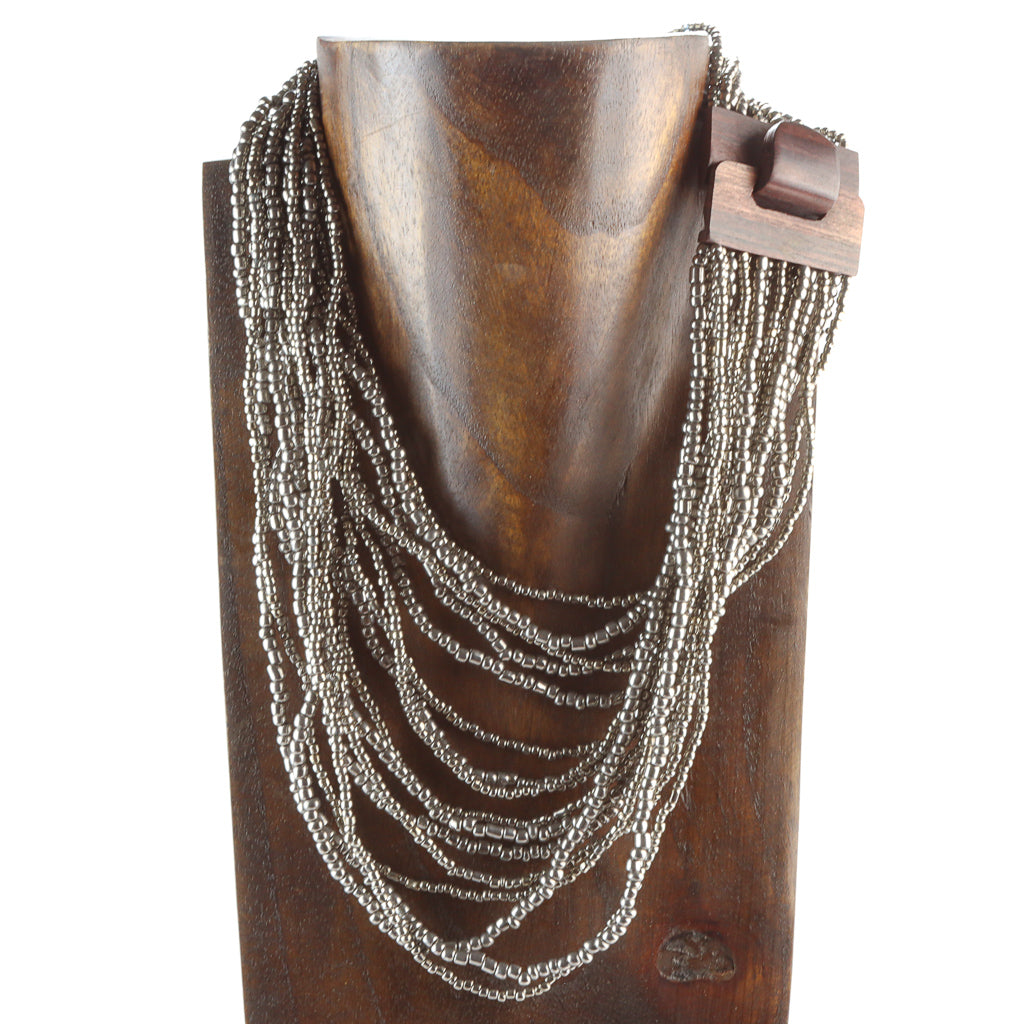 Collier de perles de rocaille multi-rangs avec fermoir en bois