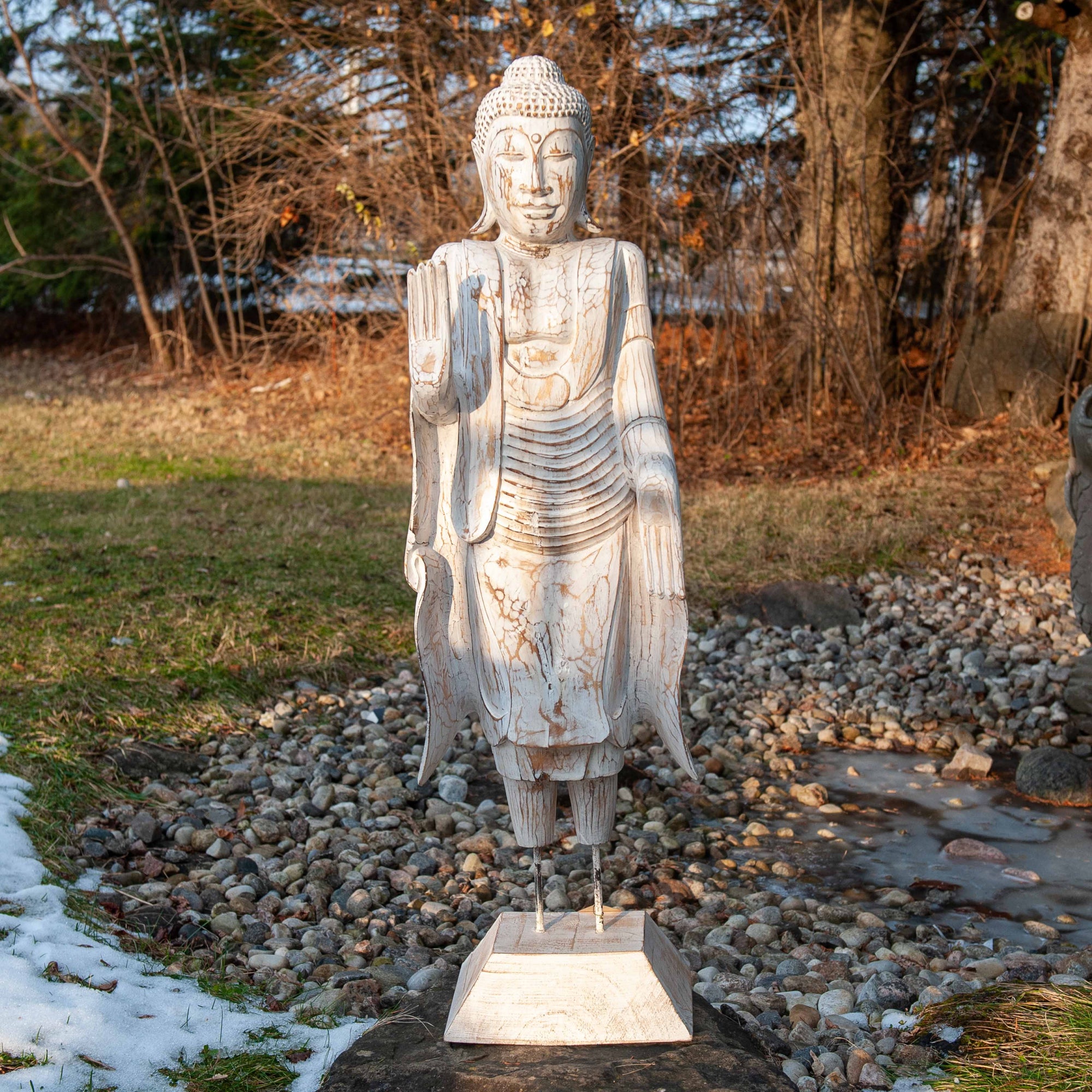 Bouddha debout en teck blanchi