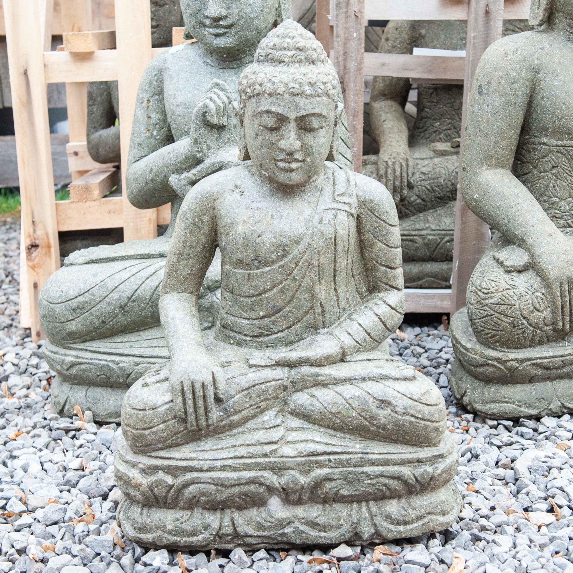 Bouddha méditant balinais en pierre sculptée à la main - Petit