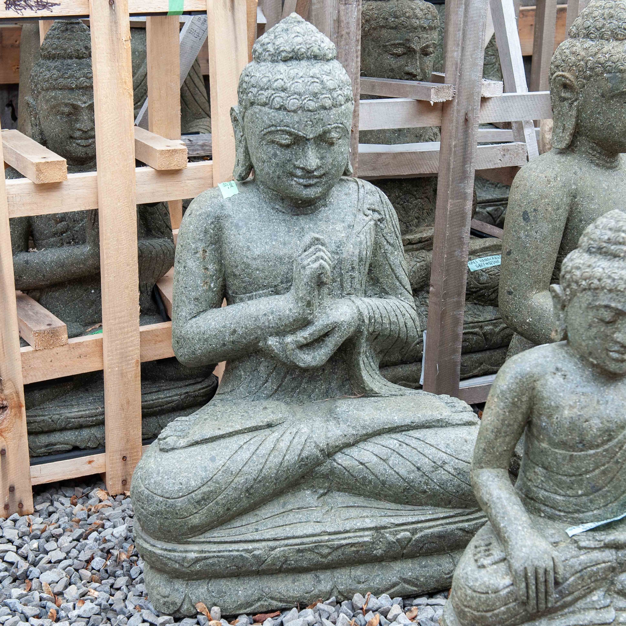 Bouddha enseignant balinais en pierre sculptée à la main - Moyen