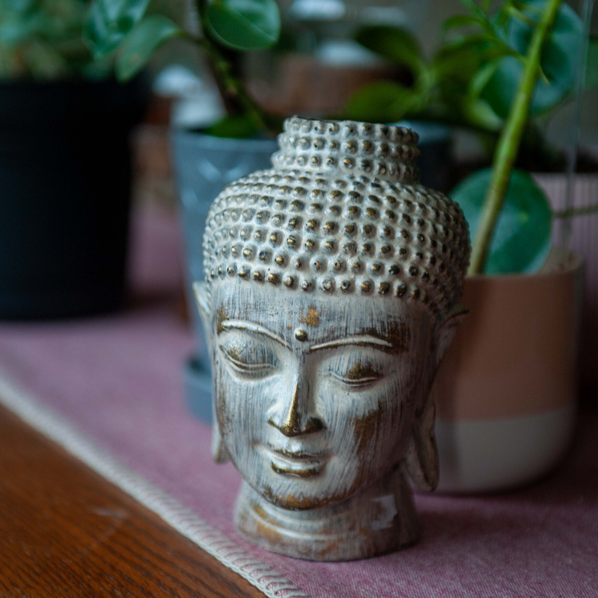 Jardinière en résine - Tête de bouddha blanc délavé