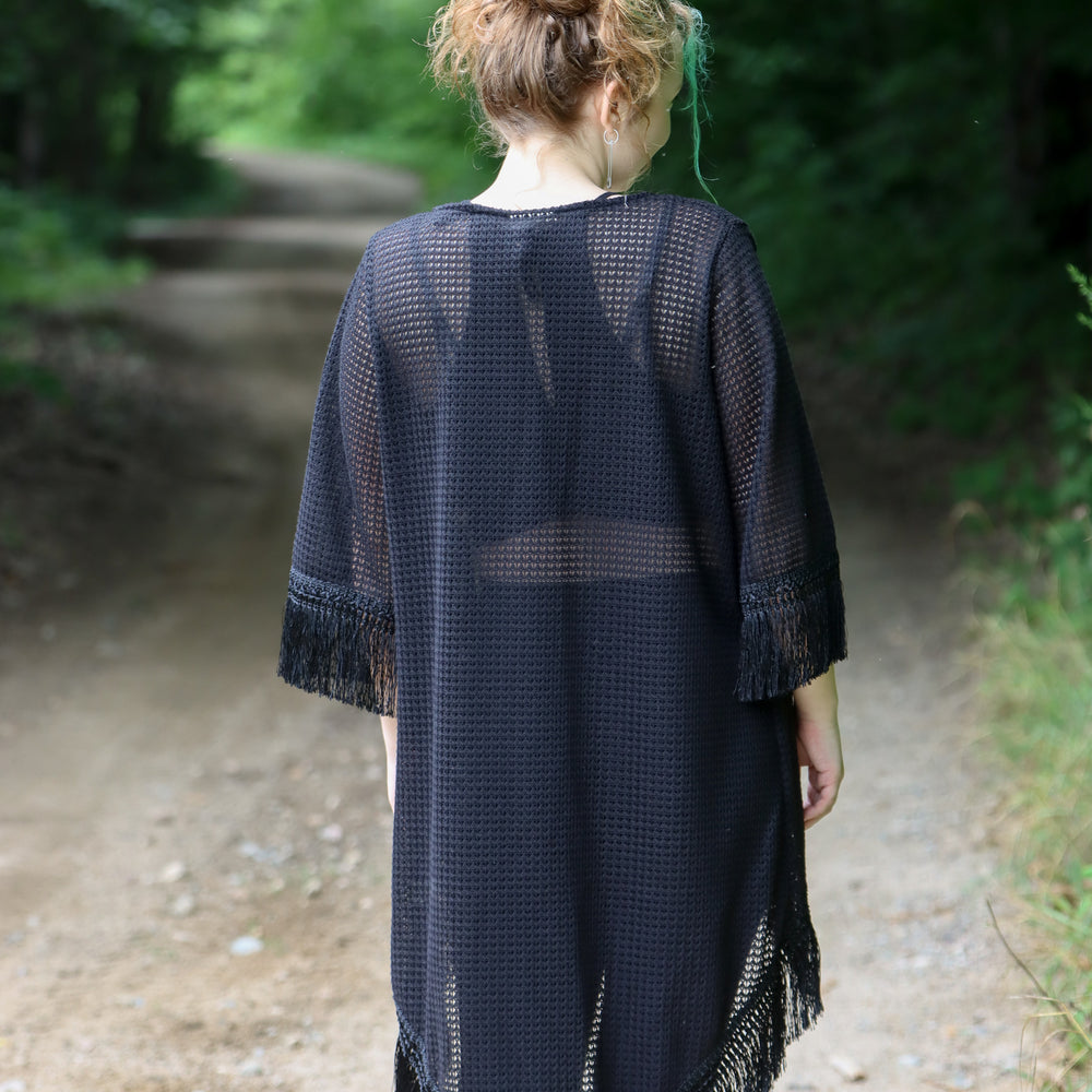 Kimono noir à franges en crochet