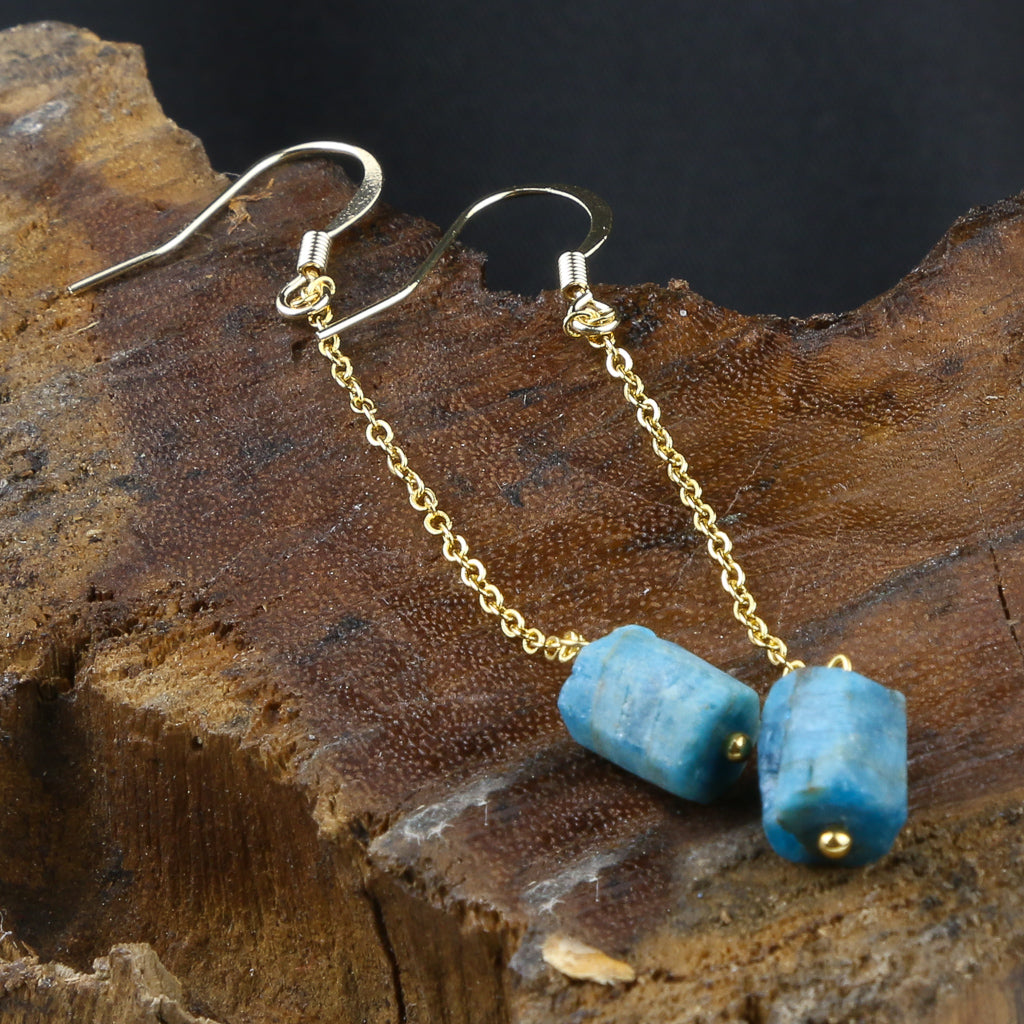 Boucles d'oreilles pendantes en or avec pierre bleue