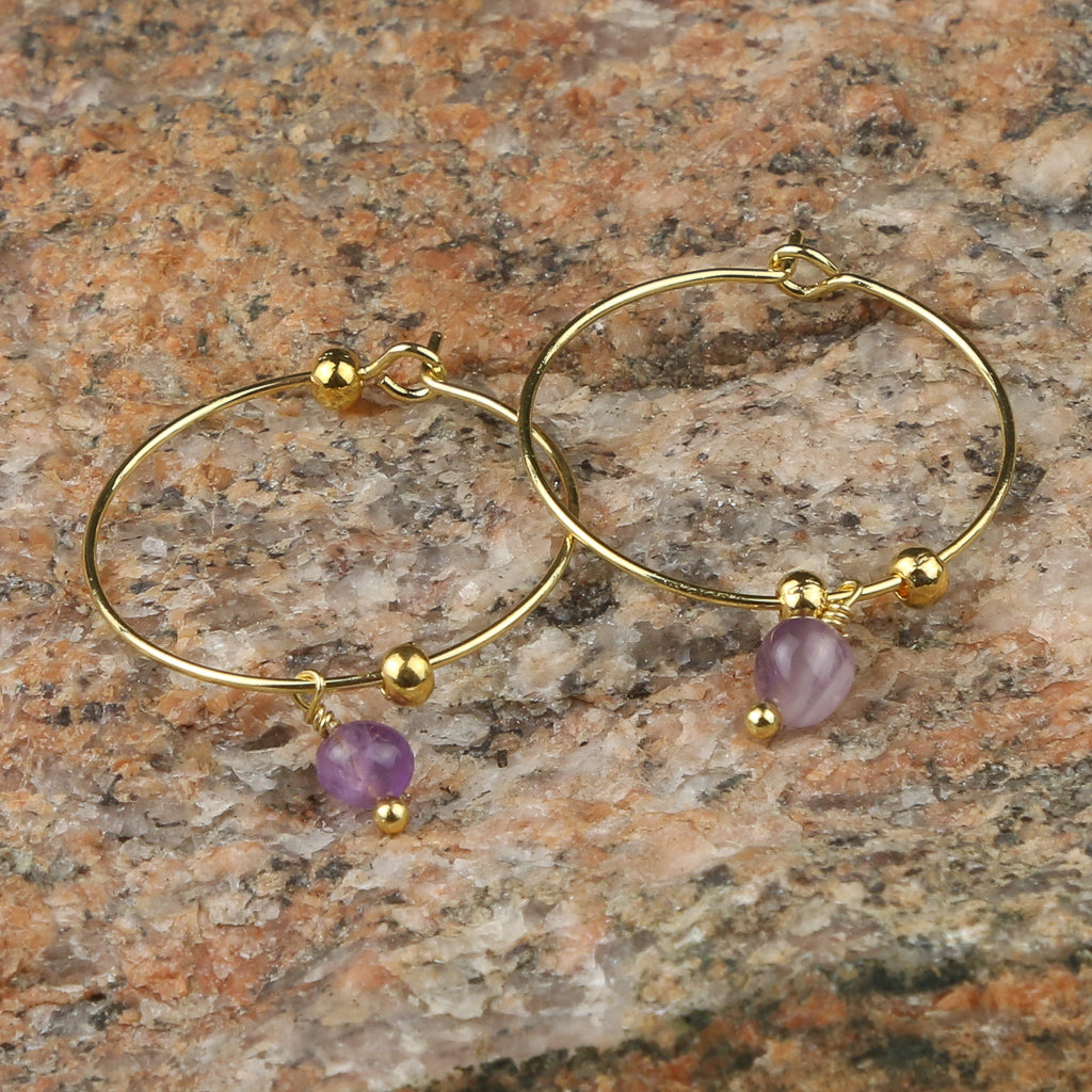Boucles d'oreilles créoles dorées avec pierre violette