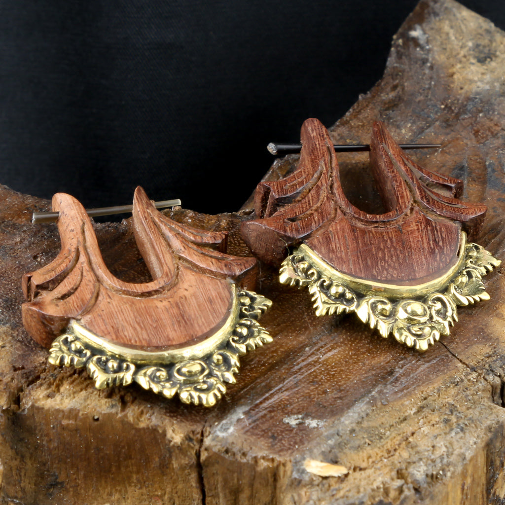 Boucles d'oreilles en bois avec détails dorés