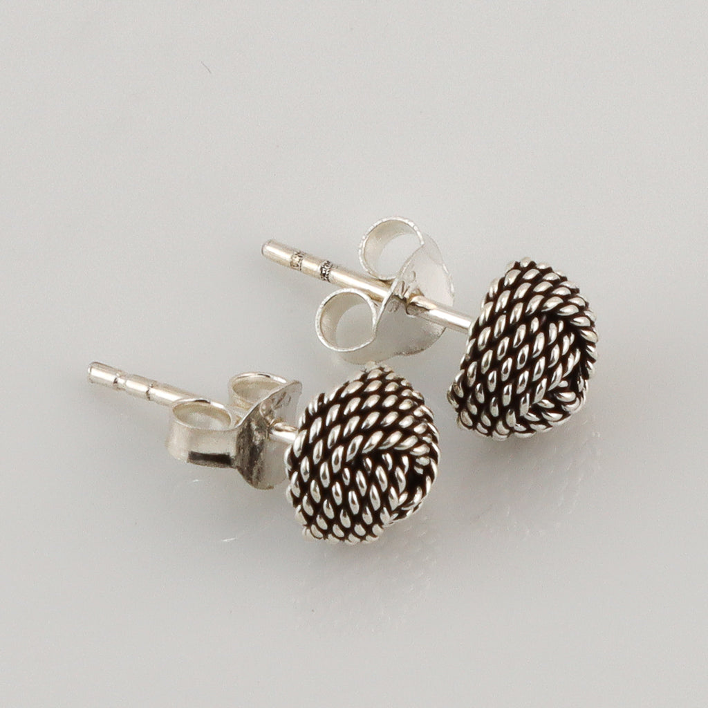 Boucle d'oreille à nœud torsadé foncé - 7 mm