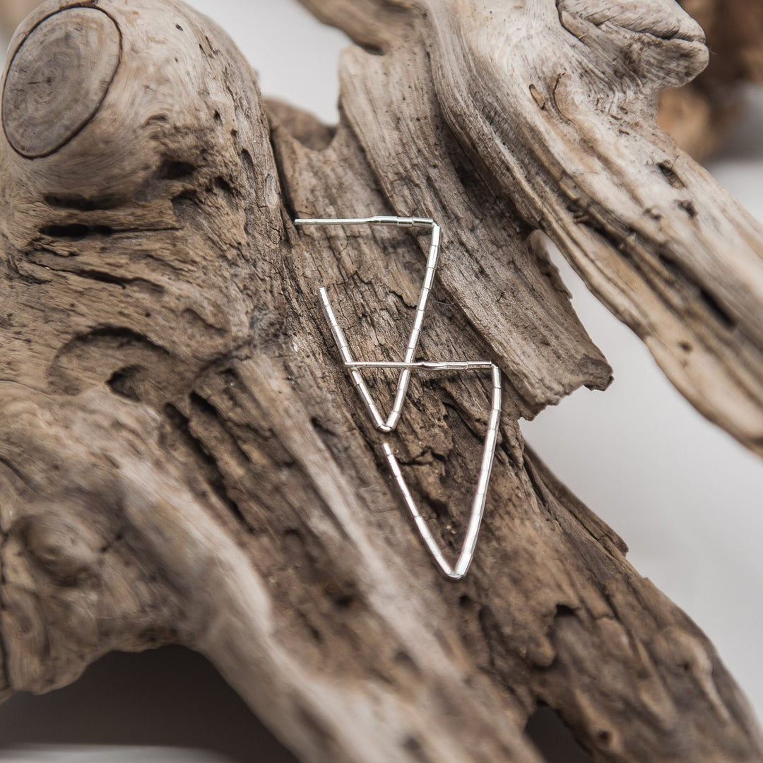 Boucle d'oreille triangle texturée argentée