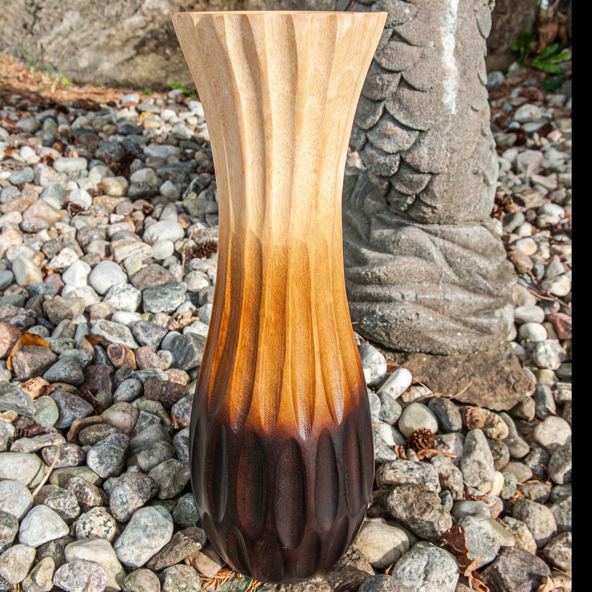 Vase sculpté en bois de manguier ombré, 14"